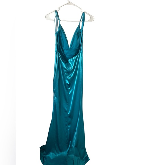 Formal dress size Medium. Maxi length - Picture 2 of 6